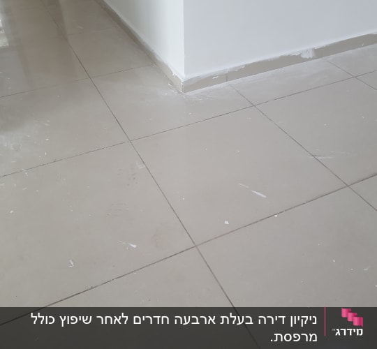 רצפה מלוכלכת עם כתמים ולכלוך